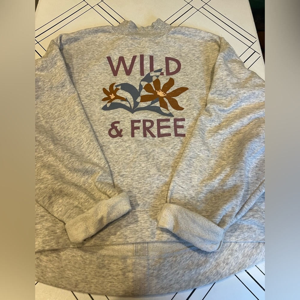 Old Navy Wild and Free, high/low Women's Crew Size: M